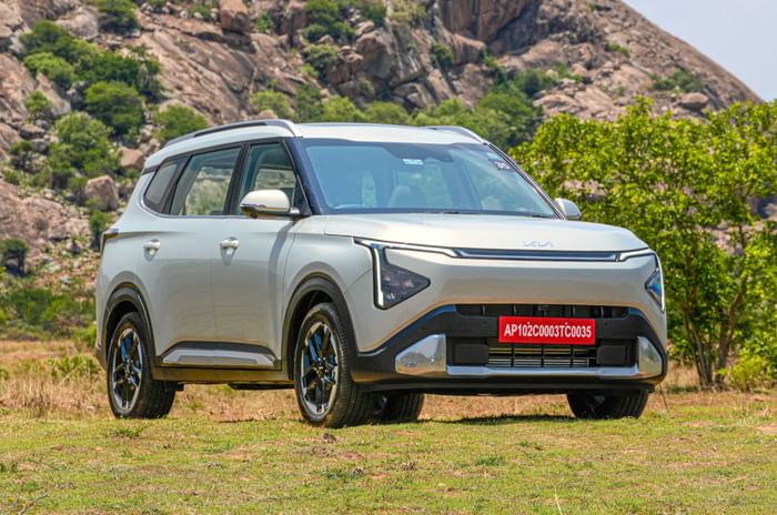 Kia Carens Clavis white color