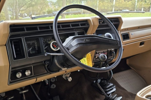 7.3L Diesel-Powered 1984 Ford Bronco 4×4 4-Speed