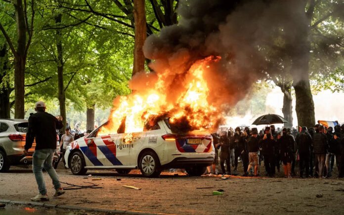 Rioters-attack-police-in-anti-migrant-protests-in-The-Hague.jpeg