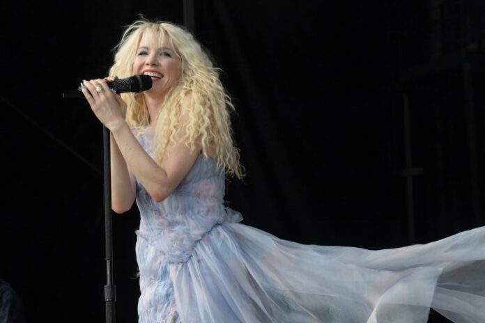 Carly-Rae-Jepsen-and-Cole-MGN-Marry-in-New-York.jpg